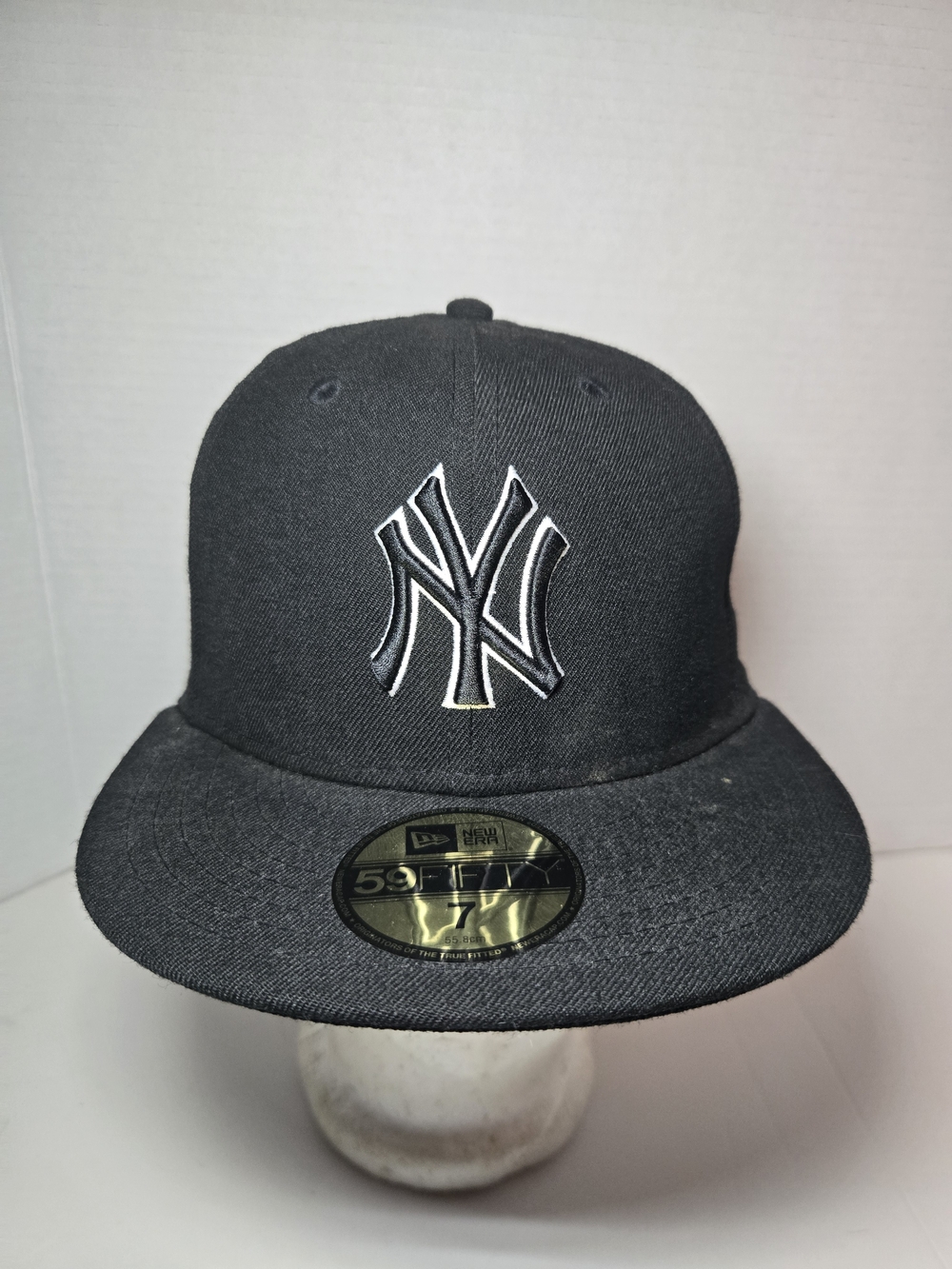 New York Yankees Black Fitted Cap - Classic NY Logo Size 7